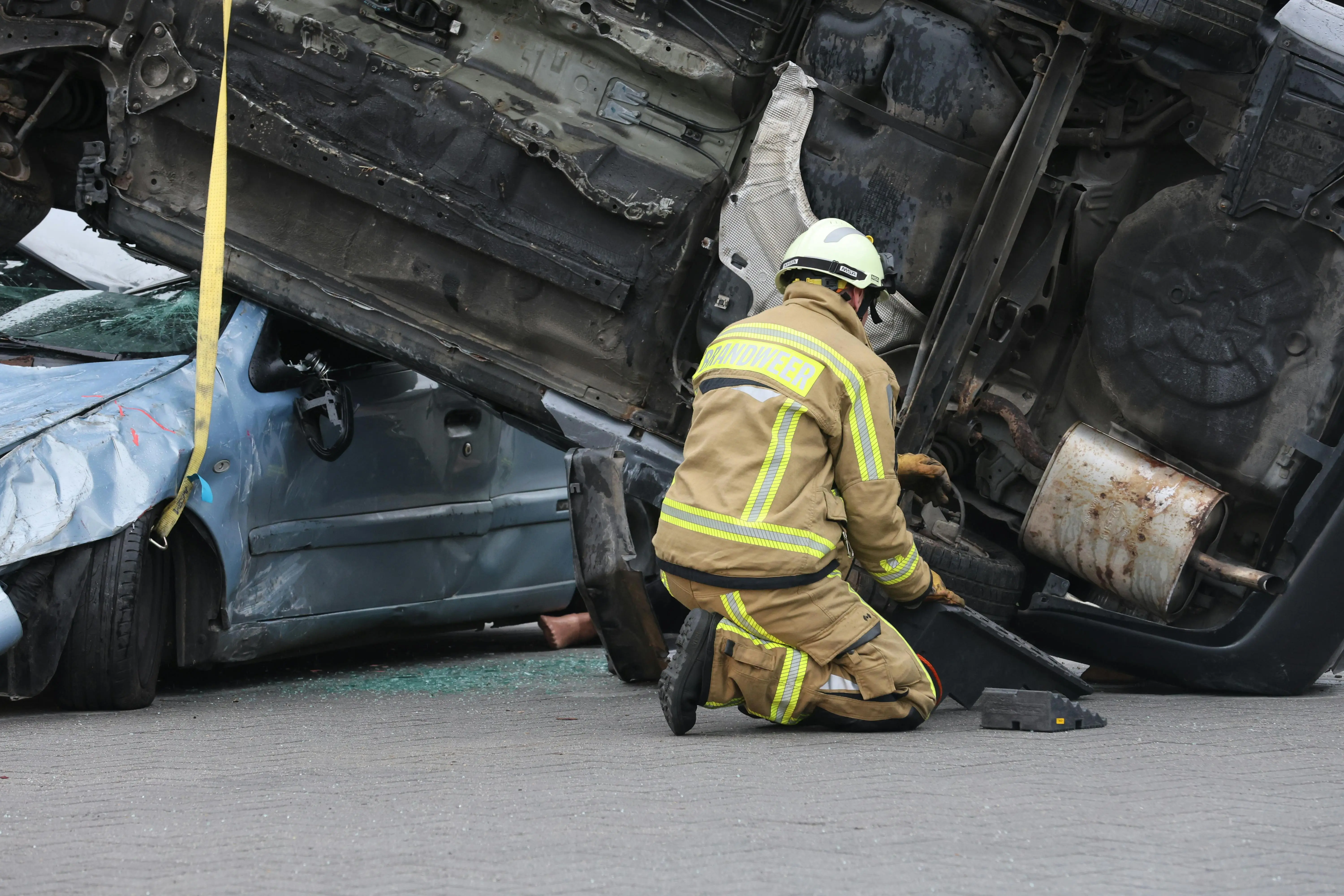 Acidente de viação com dois carros danificados